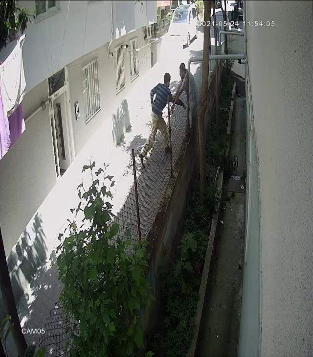 İki arkadaş arasındaki bıçaklı kavgaya cesur kadından saksılı müdahale İki arkadaş arasındaki bıçaklı kavgaya cesur kadından saksılı müdahale