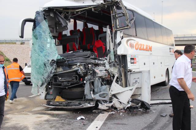 TEM Otoyolu'nda 2 yolcu otobüsü çarpıştı, 8 kişi yaralandı