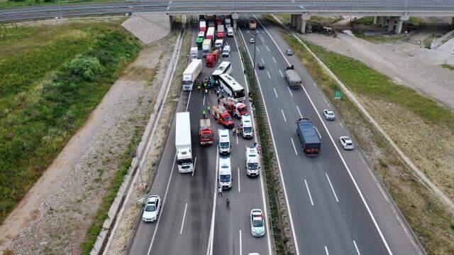 TEM Otoyolu'nda 2 yolcu otobüsü çarpıştı, 8 kişi yaralandı