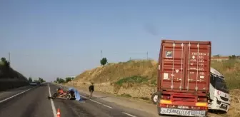 TIR'ın çarptığı motosikletli sepete fırlayıp, öldü