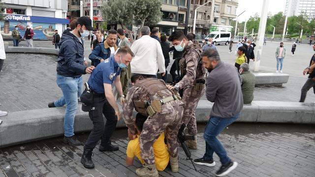 TAKSİM MEYDANI'NDA KEMERLİ KAVGA KAMERA; ÖZEL HAREKAT DEVREYE GİRDİ: 6 GÖZALTI TAKSİM MEYDANI'NDA KEMERLİ KAVGA KAMERA; ÖZEL HAREKAT DEVREYE GİRDİ: 6 GÖZALTI