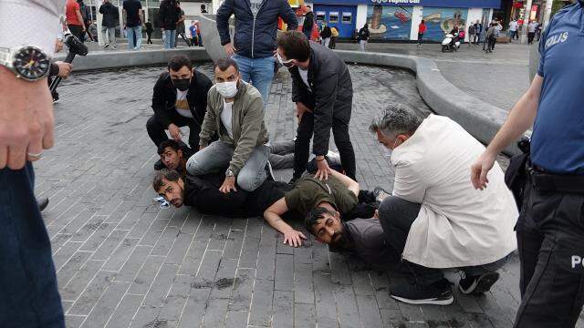 TAKSİM MEYDANI'NDA KEMERLİ KAVGA KAMERA; ÖZEL HAREKAT DEVREYE GİRDİ: 6 GÖZALTI TAKSİM MEYDANI'NDA KEMERLİ KAVGA KAMERA; ÖZEL HAREKAT DEVREYE GİRDİ: 6 GÖZALTI