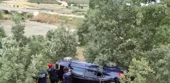 Manisa'da otomobil şarampole yuvarlandı: 3 yaralı