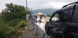 Sakarya'da kamyonla hafif ticari araç çarpıştı: 3 yaralı