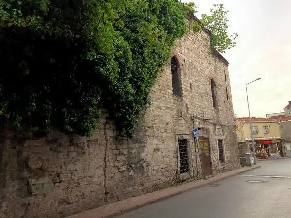 Vefat eden annelerinin bıraktığı sandığın içinden çıktı! Osmanlı'dan kalma belgeyle İstanbul'un göbeğindeki tarihi esere mirasçı oldular