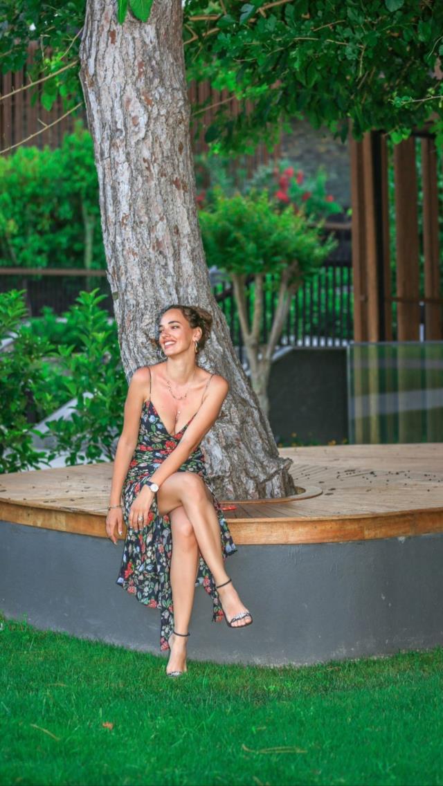 Tatil sezonunu açan oyuncu Seda Bakan, derin dekolteli elbisesiyle beğeni topladı