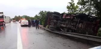 TEM'de hafif ticari araçla çarpışan kamyon devrildi: 3 yaralı