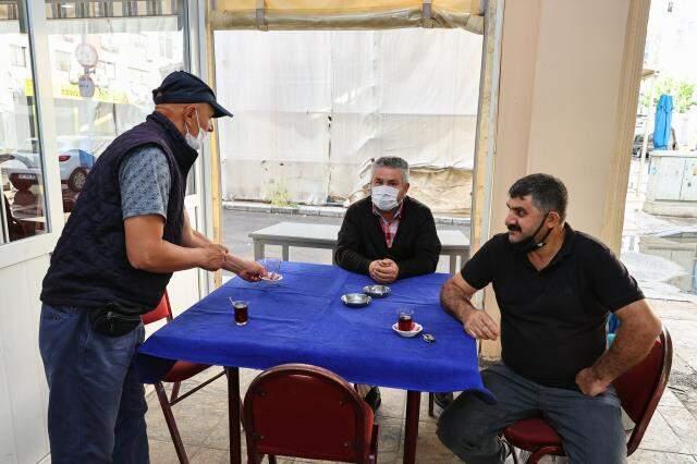 49 günlük aranın ardından kafe ve restoranlar bu sabah birer birer açılmaya başladı