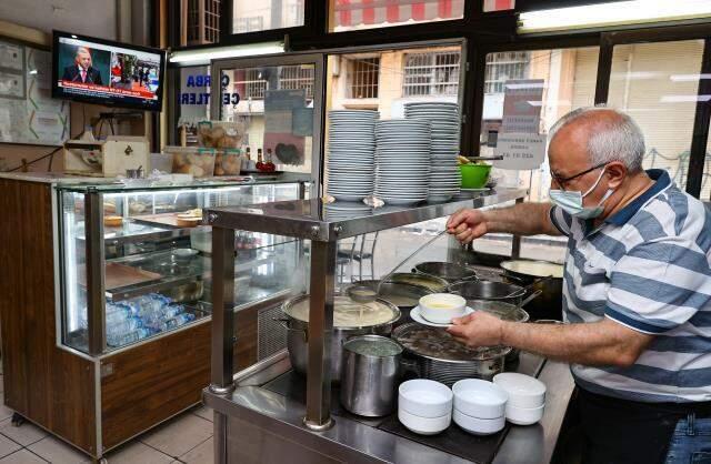 49 günlük aranın ardından kafe ve restoranlar bu sabah birer birer açılmaya başladı