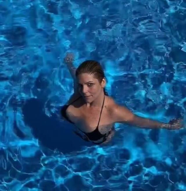 93 kilo veren Pelin Öztekin'den havuzda bikinili paylaşım