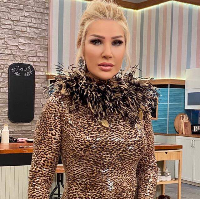 Estetiklerle bambaşka birine dönüşen Seda Sayan'ın son halini gören takipçileri tepki gösterdi Estetiklerle bambaşka birine dönüşen Seda Sayan'ın son halini gören takipçileri tepki gösterdi