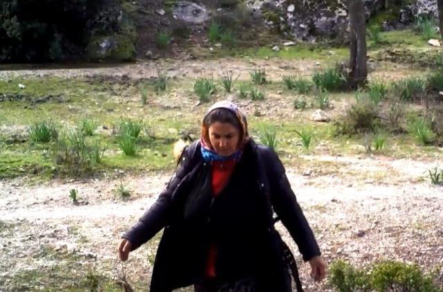 Fotokapana taş atan kadının ne yaptığını kimse anlayamadı Fotokapana taş atan kadının ne yaptığını kimse anlayamadı