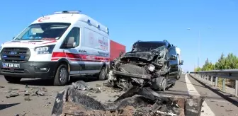 Yeni aldıkları otomobille tıra arkadan çarptılar