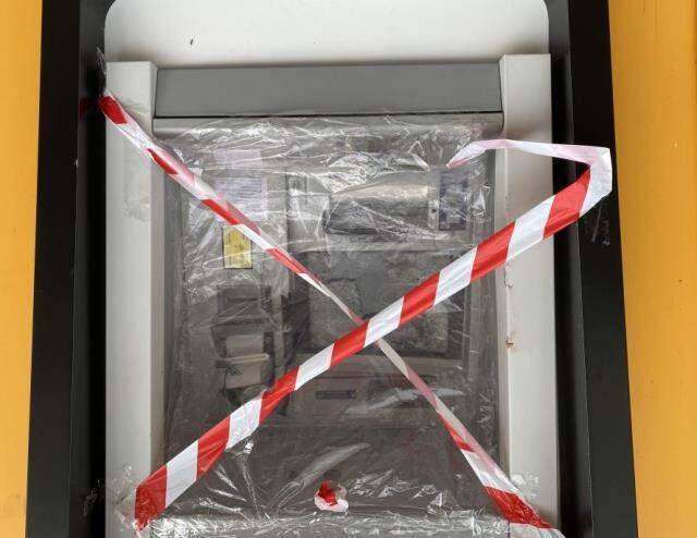 Kartı sıkışınca öfkelenen vatandaş ATM'yi taşladı! O anlar kamerada Kartı sıkışınca öfkelenen vatandaş ATM'yi taşladı! O anlar kamerada