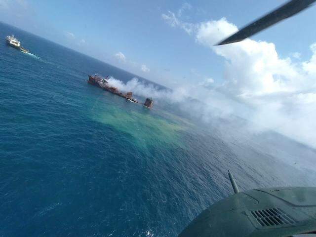Sri Lanka'da günlerdir yanan konteyner gemisi batıyor