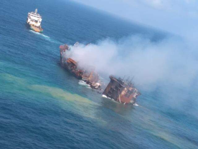 Sri Lanka'da günlerdir yanan konteyner gemisi batıyor