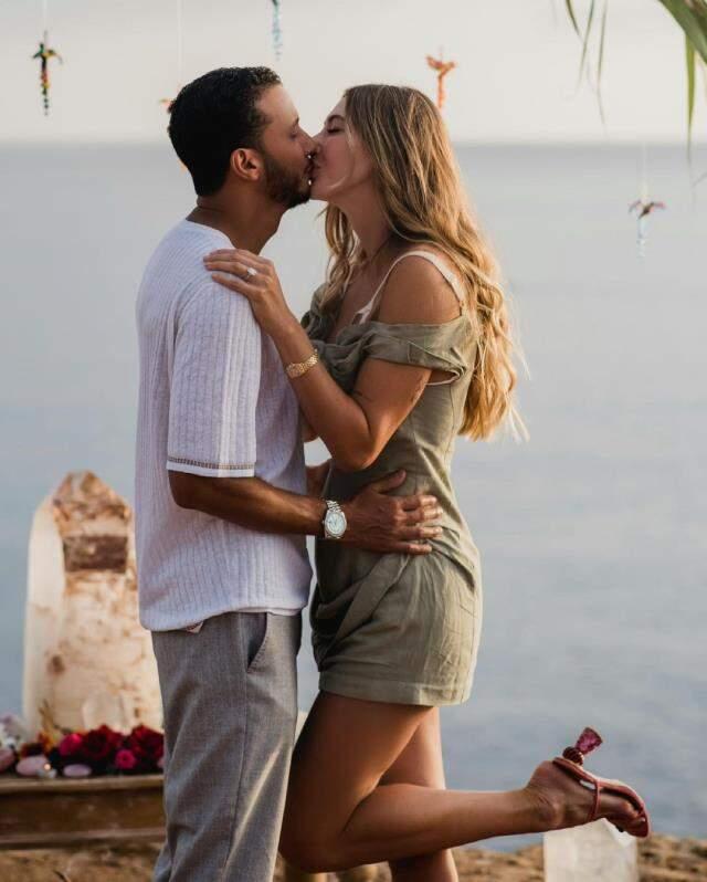 Aylardır beklediği teklifi alan Şeyma, sevgilisinin dudaklarına yapıştı! Yüzük metrelerce uzaktan bile görüldü