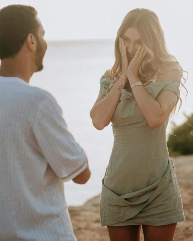 Aylardır beklediği teklifi alan Şeyma, sevgilisinin dudaklarına yapıştı! Yüzük metrelerce uzaktan bile görüldü