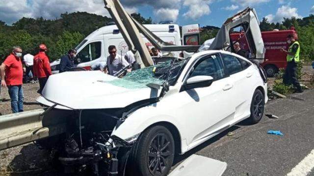 Balıkesir'de korkunç kaza: Refüje ok gibi saplanan otomobildeki 5 kişi yaralandı Balıkesir'de korkunç kaza: Refüje ok gibi saplanan otomobildeki 5 kişi yaralandı