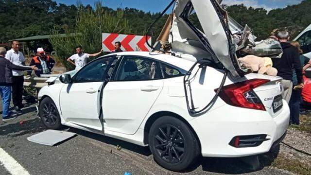 Balıkesir'de korkunç kaza: Refüje ok gibi saplanan otomobildeki 5 kişi yaralandı Balıkesir'de korkunç kaza: Refüje ok gibi saplanan otomobildeki 5 kişi yaralandı