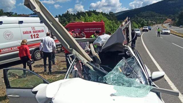 Balıkesir'de korkunç kaza: Refüje ok gibi saplanan otomobildeki 5 kişi yaralandı Balıkesir'de korkunç kaza: Refüje ok gibi saplanan otomobildeki 5 kişi yaralandı