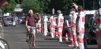 Berlin'de bisiklet için insan zinciri