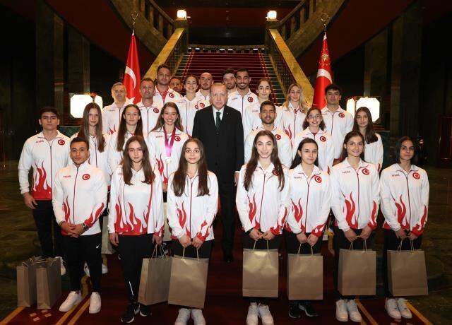 Cumhurbaşkanı Erdoğan'dan sporculara 'Madalyaları çaldırmayın' uyarısı: Kasa hediye edebiliriz Cumhurbaşkanı Erdoğan'dan sporculara 'Madalyaları çaldırmayın' uyarısı: Kasa hediye edebiliriz