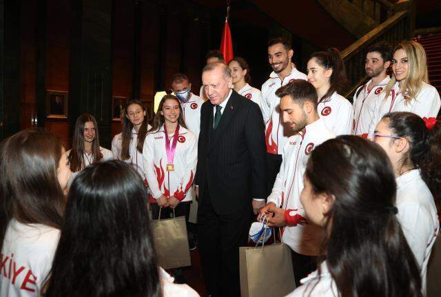 Cumhurbaşkanı Erdoğan'dan sporculara 'Madalyaları çaldırmayın' uyarısı: Kasa hediye edebiliriz Cumhurbaşkanı Erdoğan'dan sporculara 'Madalyaları çaldırmayın' uyarısı: Kasa hediye edebiliriz