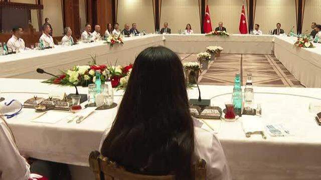 Cumhurbaşkanı Erdoğan'dan sporculara 'Madalyaları çaldırmayın' uyarısı: Kasa hediye edebiliriz Cumhurbaşkanı Erdoğan'dan sporculara 'Madalyaları çaldırmayın' uyarısı: Kasa hediye edebiliriz