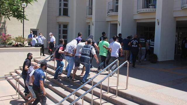 Emniyetin 'Sezon 1' başarısı! İş vaadiyle kandırdıkları kadınları fuhuşa zorlayan çete çökertildi Emniyetin 'Sezon 1' başarısı! İş vaadiyle kandırdıkları kadınları fuhuşa zorlayan çete çökertildi