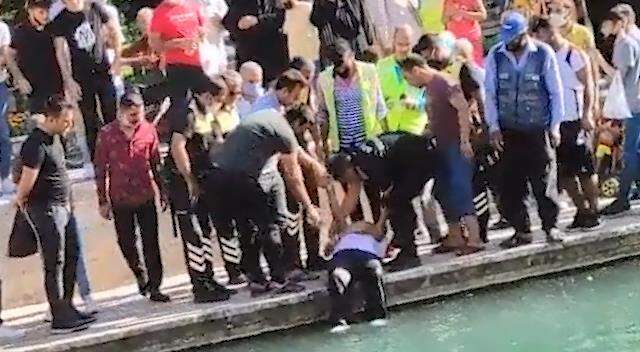 Kıyafetleriyle Balıklıgöl'e atlayıp yüzdü