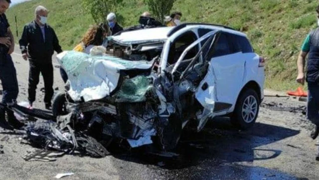 Son Dakika: Sivas'ta katliam gibi kaza! İki aracın birbirine girmesi sonucu 9 kişi yaşamını yitirdi