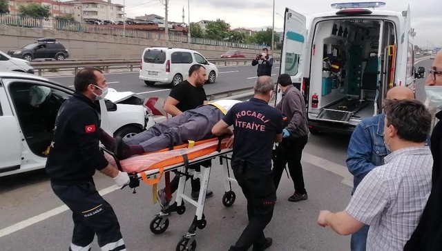 Taksi bekleyen vatandaşı aracına aldı, ardından bariyerlere girdi Taksi bekleyen vatandaşı aracına aldı, ardından bariyerlere girdi