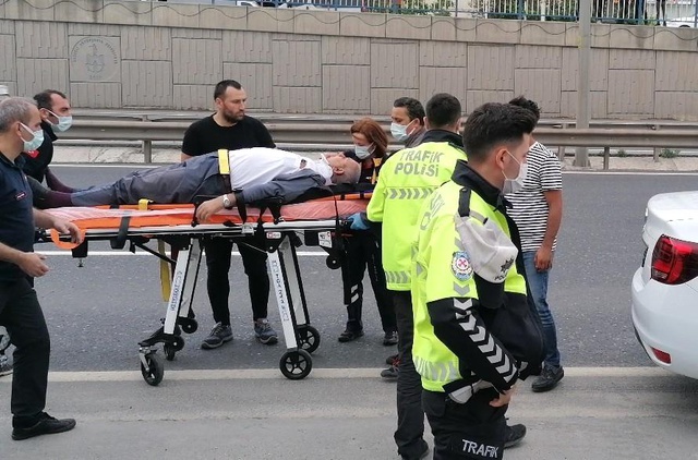 Taksi bekleyen vatandaşı aracına aldı, ardından bariyerlere girdi Taksi bekleyen vatandaşı aracına aldı, ardından bariyerlere girdi