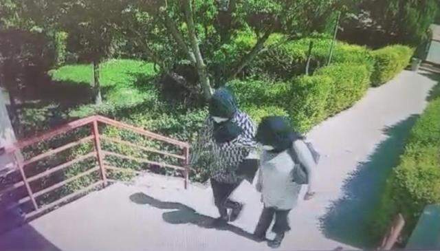 4 kadın hırsız girdikleri evi yarım saat boyunca talan etti 4 kadın hırsız girdikleri evi yarım saat boyunca talan etti