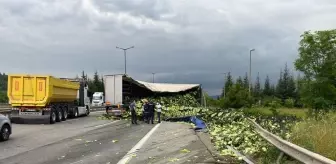 Anadolu Otoyolu'nda lastiği patlayan tırın dorsesindeki marullar yola saçıldı