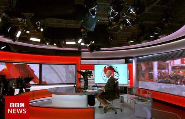 BBC spikerinin politika haberlerini şortla sunması sosyal medyada gündem yarattı BBC spikerinin politika haberlerini şortla sunması sosyal medyada gündem yarattı
