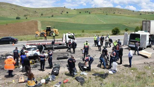 Denizli'de 2 araç uçuruma yuvarlandı: 3 ölü, 7 yaralı