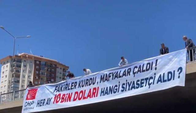Sedat Peker'den her ay 10 bin dolar alan siyasetçi muhalefetin gündeminden düşmüyor! CHP'li vekil köprüye pankart astı Sedat Peker'den her ay 10 bin dolar alan siyasetçi muhalefetin gündeminden düşmüyor! CHP'li vekil köprüye pankart astı