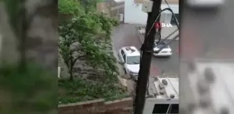 Şiddetli yağmur sonrası bahçe duvarı böyle yıkıldı