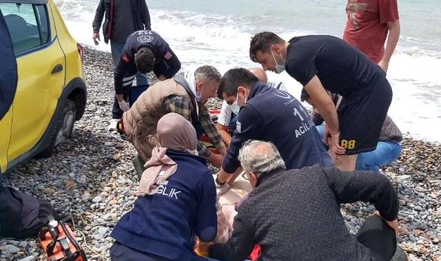 Direksiyon başında kalp krizi geçirdi, deniz kenarına uçtu Direksiyon başında kalp krizi geçirdi, deniz kenarına uçtu
