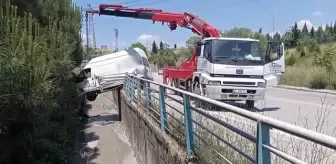 Bariyerlere çarpan panelvan dere kanalının üzerinde asılı kaldı: 1 yaralı