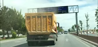 Hafriyat kamyonundan yola saçılan toz sürücülere zor anlar yaşattı