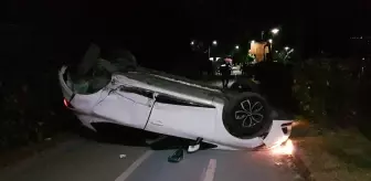 Otomobilin mantar bariyerlere çarparak devrilmesi güvenlik kamerasında
