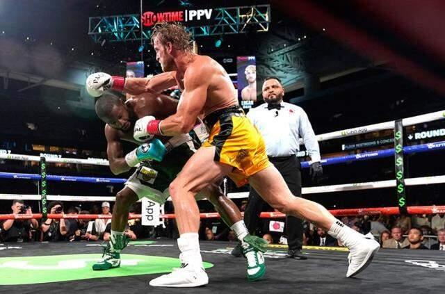 Mayweather rezil oldu! Dünyanın en çok kazanan boksörü, ringde YouTuber'a diş geçiremedi