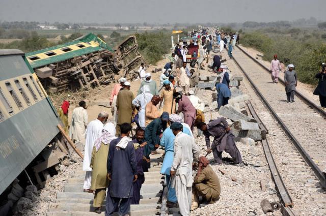 Pakistan'da iki tren kafa kafaya çarpıştı: 30 kişi öldü, 50 kişi yaralandı Pakistan'da iki tren kafa kafaya çarpıştı: 30 kişi öldü, 50 kişi yaralandı