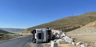 Bingöl'de saman yüklü kamyonun devrilmesi sonucu sürücü yaralandı