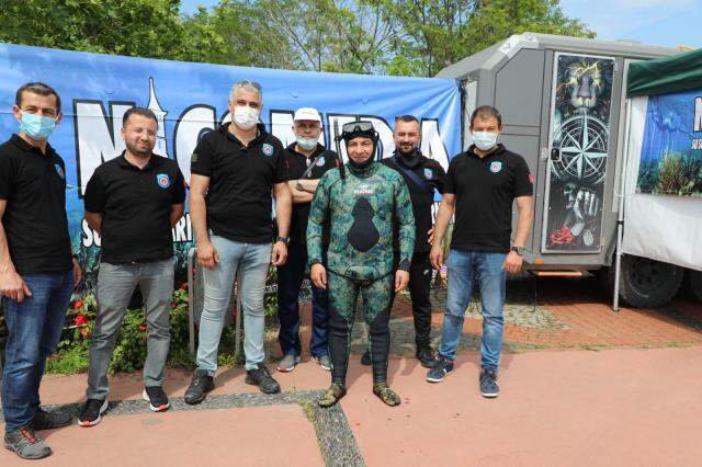 Dilovası Belediye Başkanı Şayir, dalgıç kıyafetlerini giyip denizin dibinden çöp topladı Dilovası Belediye Başkanı Şayir, dalgıç kıyafetlerini giyip denizin dibinden çöp topladı