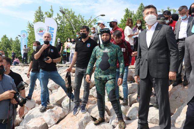 Dilovası Belediye Başkanı Şayir, dalgıç kıyafetlerini giyip denizin dibinden çöp topladı Dilovası Belediye Başkanı Şayir, dalgıç kıyafetlerini giyip denizin dibinden çöp topladı