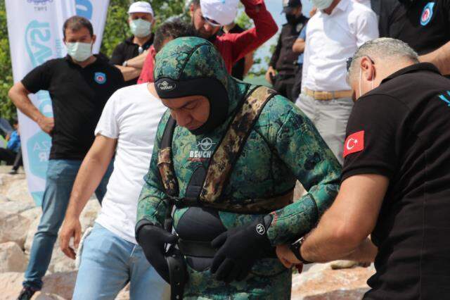 Dilovası Belediye Başkanı Şayir, dalgıç kıyafetlerini giyip denizin dibinden çöp topladı Dilovası Belediye Başkanı Şayir, dalgıç kıyafetlerini giyip denizin dibinden çöp topladı